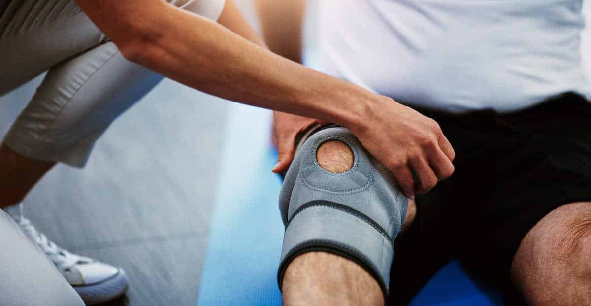 knee sleeves vs knee braces